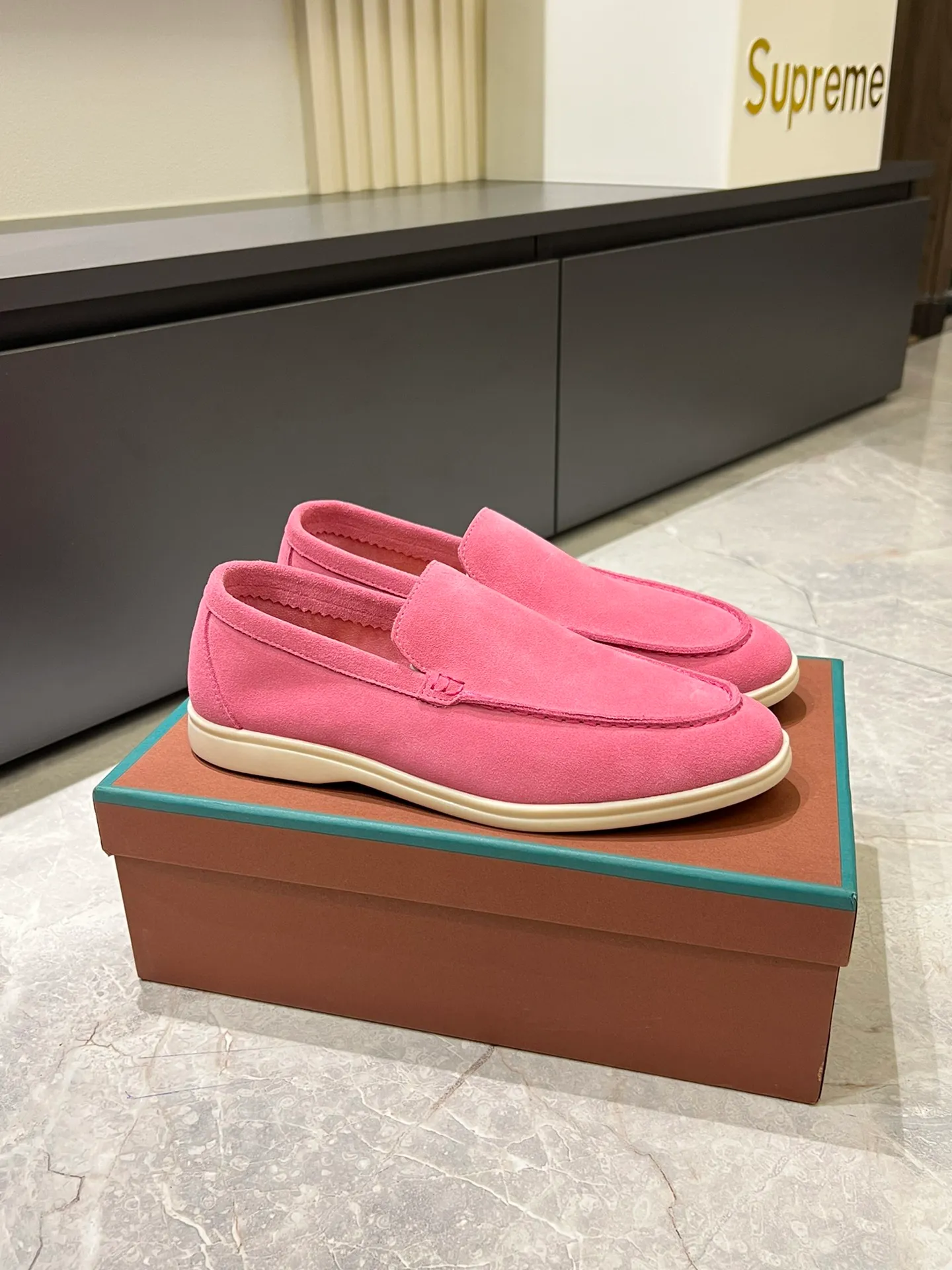 Men's shoes 💰p360 "Loro men's shoes 💰pian'*" Classic L men's shoes for couples 💰p Top version British flat loafers, a must-have item in old money style, the minimalist design is eye-catching and durable, a plus point for dressing The soft foot feel and texture are outstanding. They don’t scratch your feet and are very nice. They are matched with soft and waxy soles. They can be worn daily for a long time without getting tired. They are easy to wear, versatile and classic items, with perfect foot feel and texture! Imported cashmere fabric, the lining is made of imported A-grade water-dyed cow lining, the top version of the genuine leather midsole is sewn with pure handmade mark thread! Size: Female 35-40 (34. Customized) Male 38-44 (45.46. Customized)